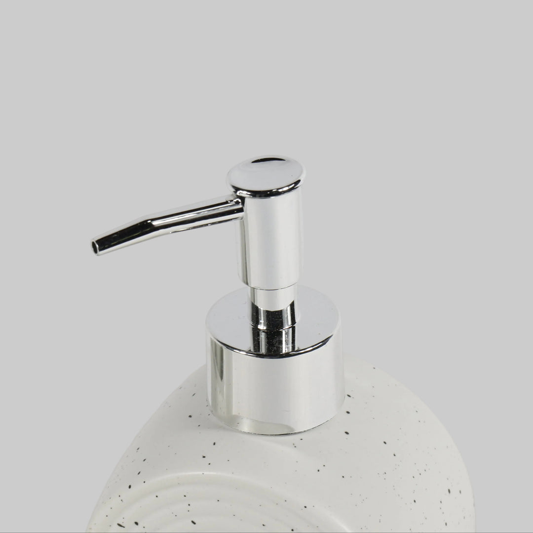 Oval shaped bathroom ceramic set