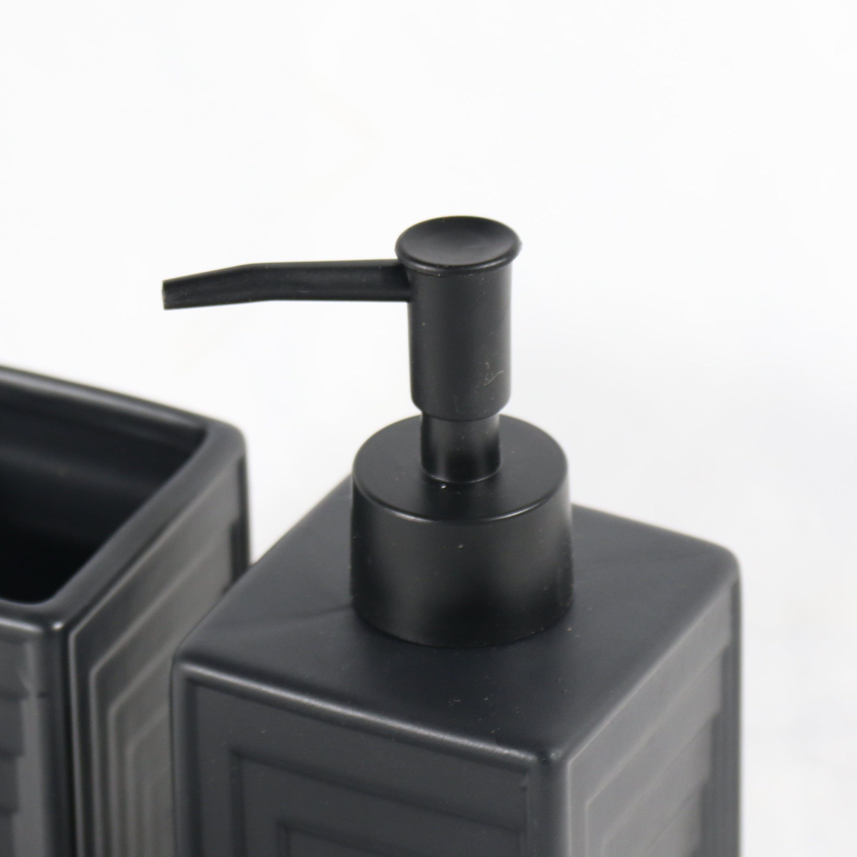 Box shaped black bathroom ceramic set