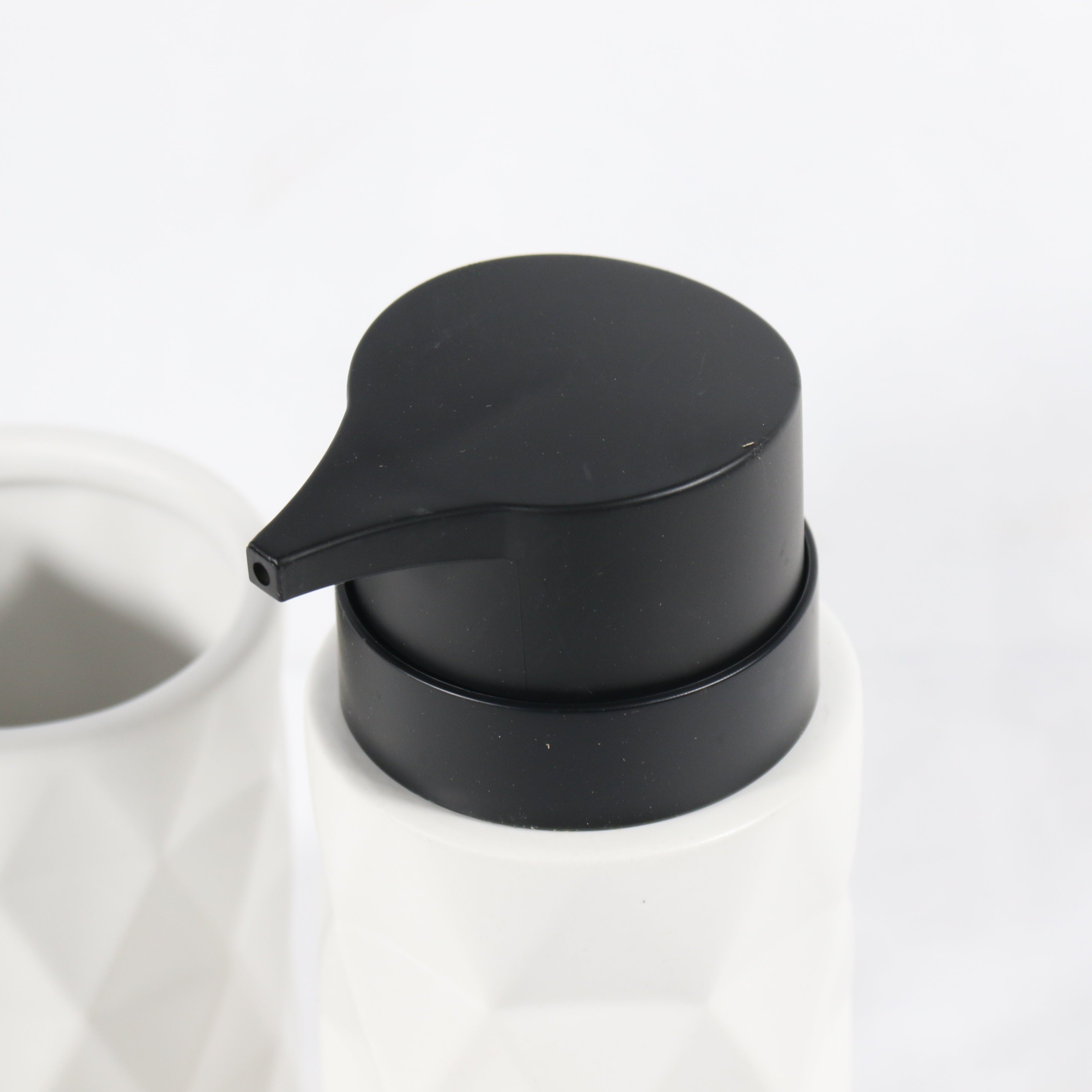 Diamond design ceramic bathroom set