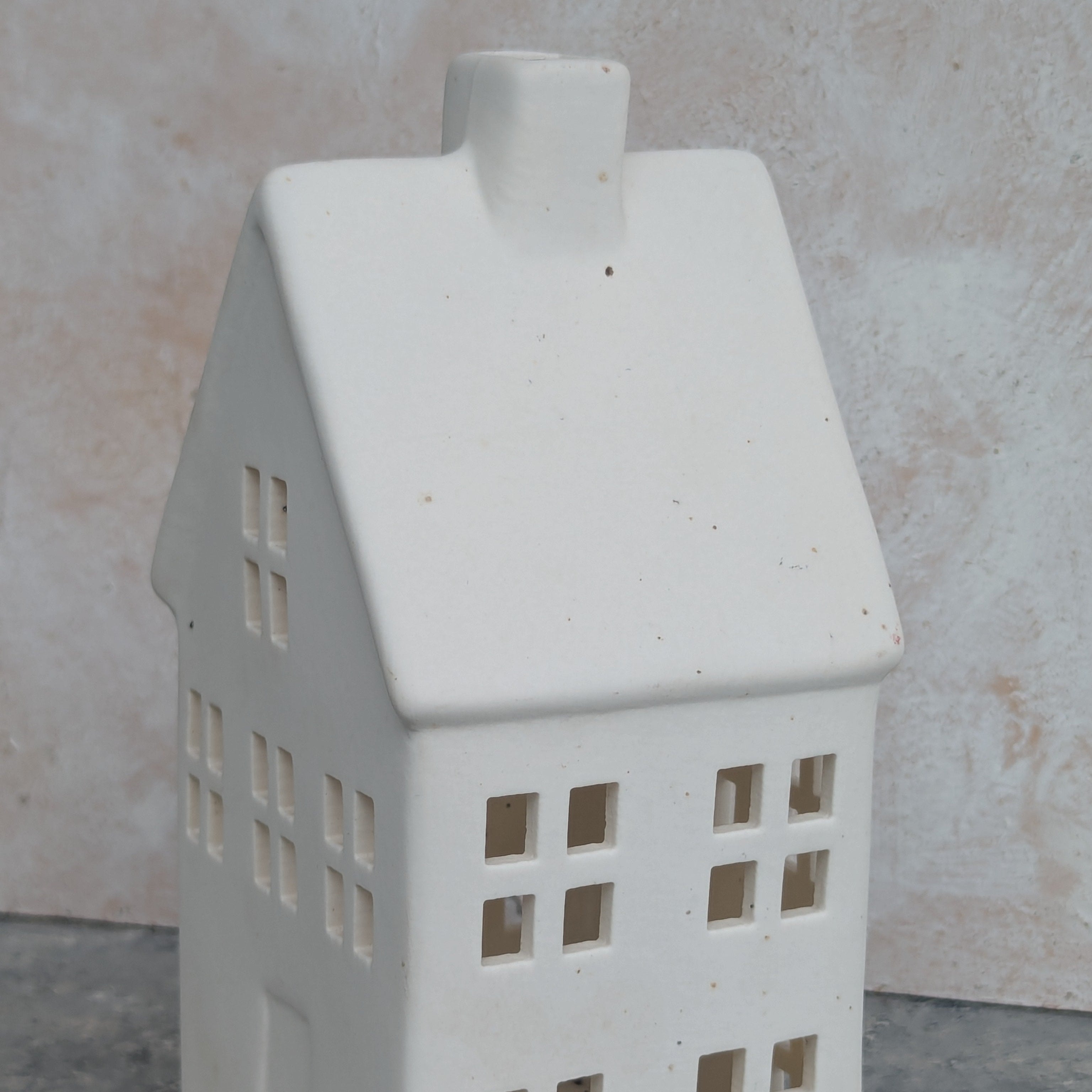 White LED House Ceramic - CER036